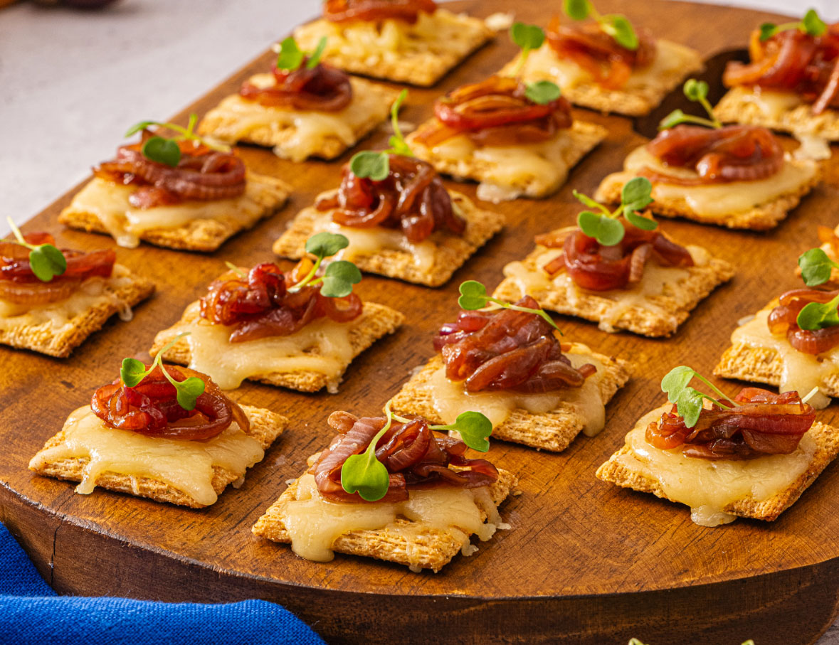 Garniture cheddar, oignon et balsamique - TRISCUIT et P'TIT QUÉBEC