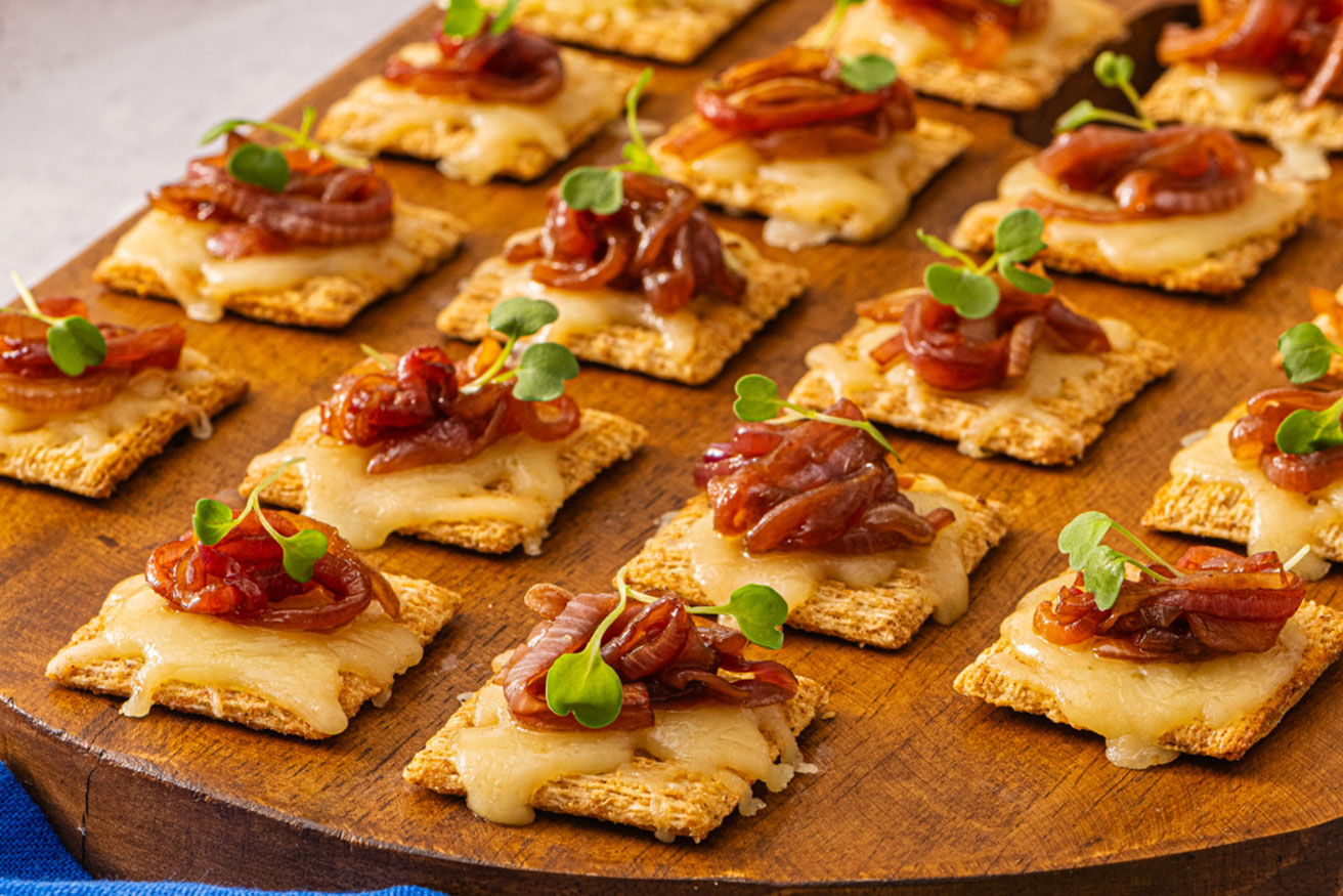 Garniture cheddar, oignon et balsamique - TRISCUIT et P'TIT QUÉBEC