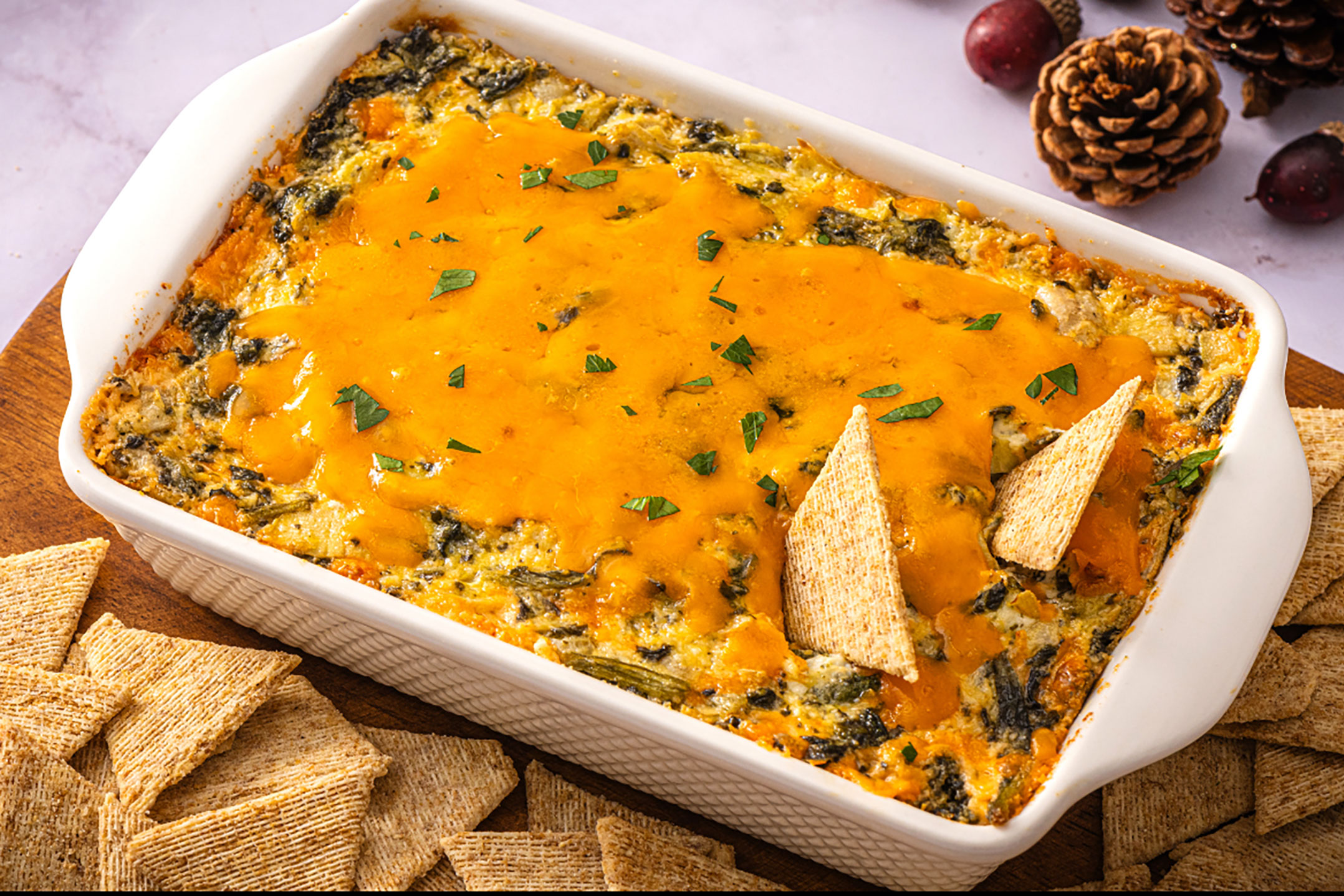 Trempette chaude fromagée aux artichauts et épinards - TRISCUIT et P'TIT QUÉBEC
